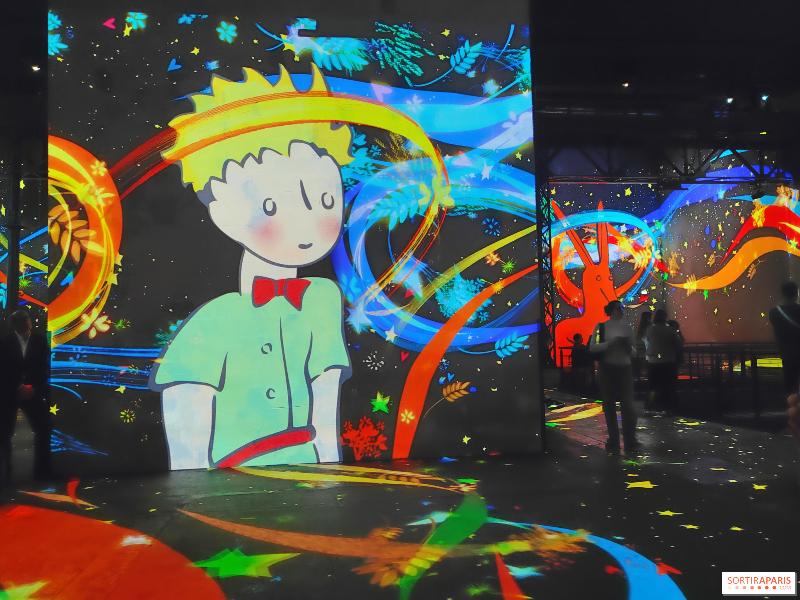 L’intérieur d’une galerie street art à Paris lors d’une exposition dynamique et colorée